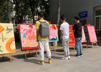 电子通信工程学院党总支举办庆祝新中国70周年华诞“我和我的祖国”手绘海报展活动