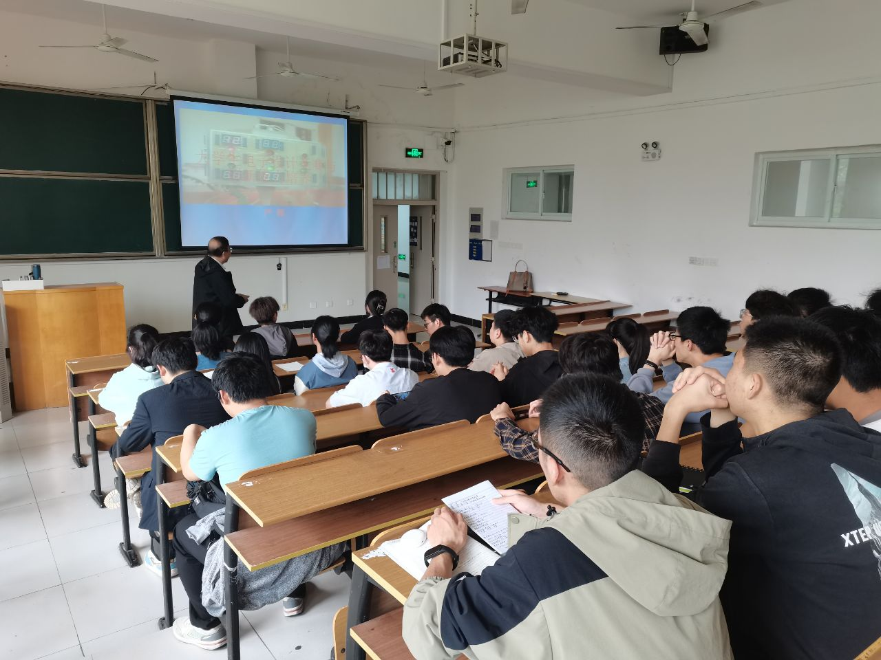 必赢电子游戏电子平台开展大学生电子设计大赛讲座